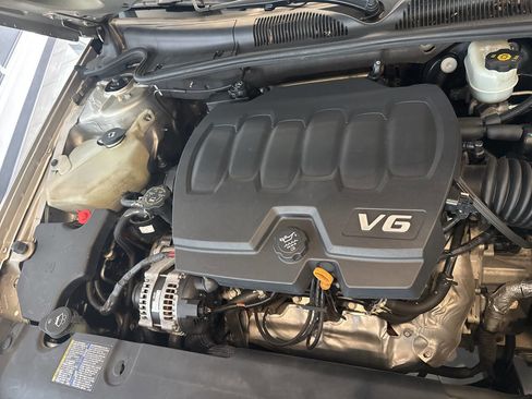 Used 2010 Buick Lucerne CXL image 32