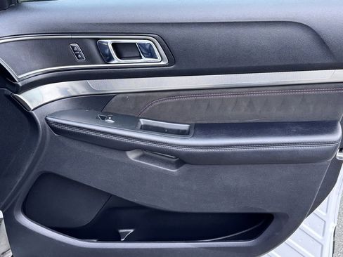 Used 2018 Ford Explorer XLT w/ Equipment Group 202A image 12