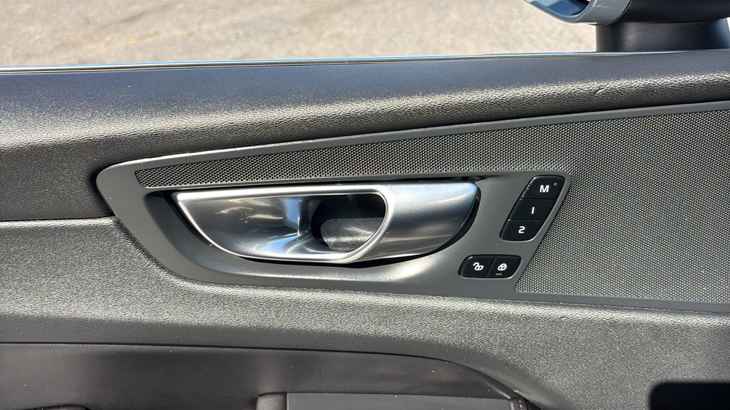 Used 2023 Volvo XC60 B5 Plus AWD/4WD image 13