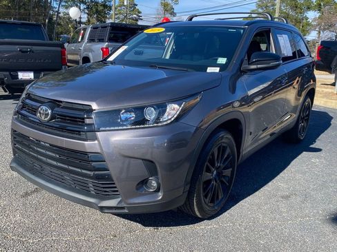 Used 2019 Toyota Highlander SE image 2