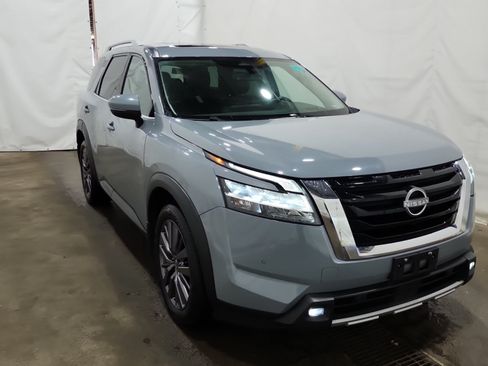 Used 2023 Nissan Pathfinder SL AWD/4WD image 3