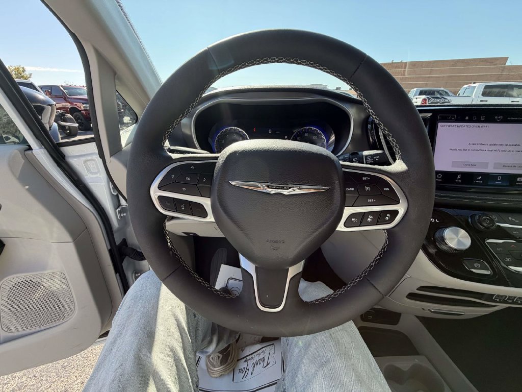 Used 2024 Chrysler Pacifica Touring-L AWD/4WD image 27