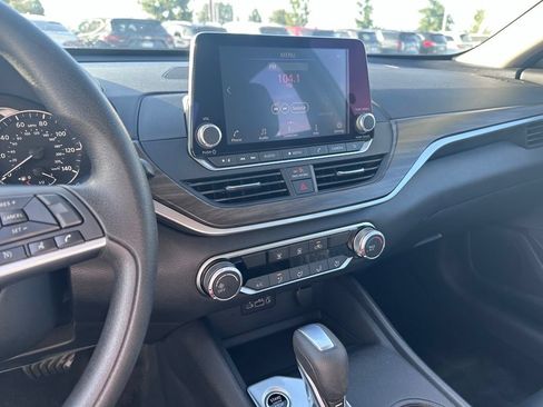 Used 2025 Nissan Altima 2.5 SV FWD image 12