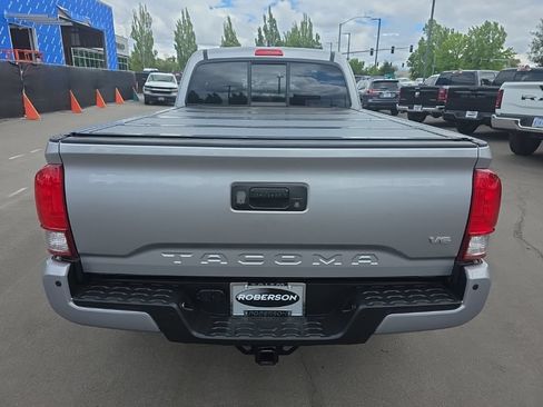 Used 2017 Toyota Tacoma TRD Sport w/ Premium & Technology Package AWD/4WD image 4
