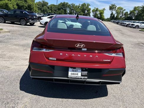 Certified 2025 Hyundai Elantra Limited w/ Cargo Package FWD image 6