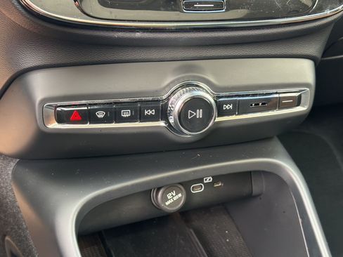 Used 2023 Volvo XC40 B4 Plus w/ Protection Package Premier FWD image 17