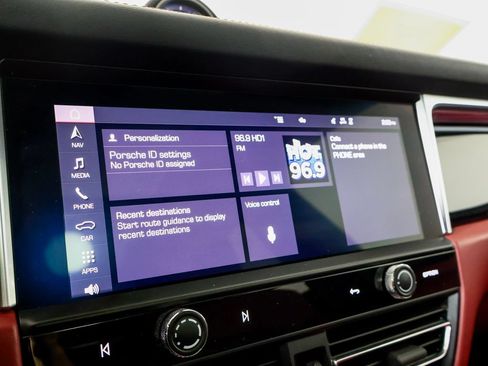Certified 2023 Porsche Macan AWD/4WD image 18