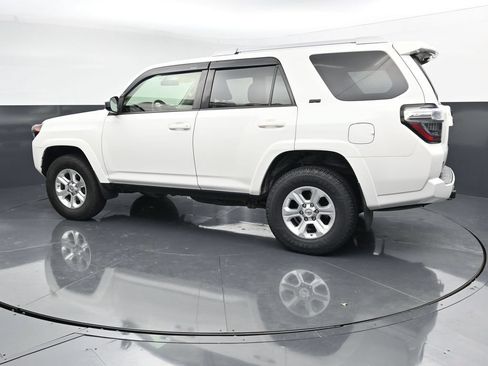 Used 2018 Toyota 4Runner SR5 AWD/4WD image 5
