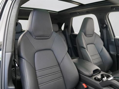 Used 2025 Porsche Cayenne GTS AWD/4WD image 42
