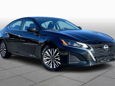 Used 2025 Nissan Altima 2.5 SV image 2