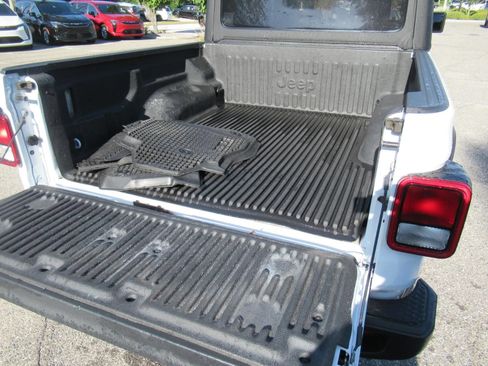 Used 2023 Jeep Gladiator Sport AWD/4WD image 9