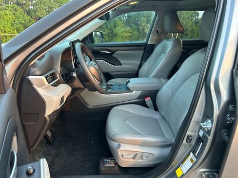 Used 2025 Toyota Highlander XLE AWD/4WD image 16