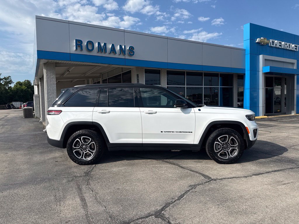 Used 2024 Jeep Grand Cherokee Trailhawk w/ Advanced Protech Group II AWD/4WD image 2