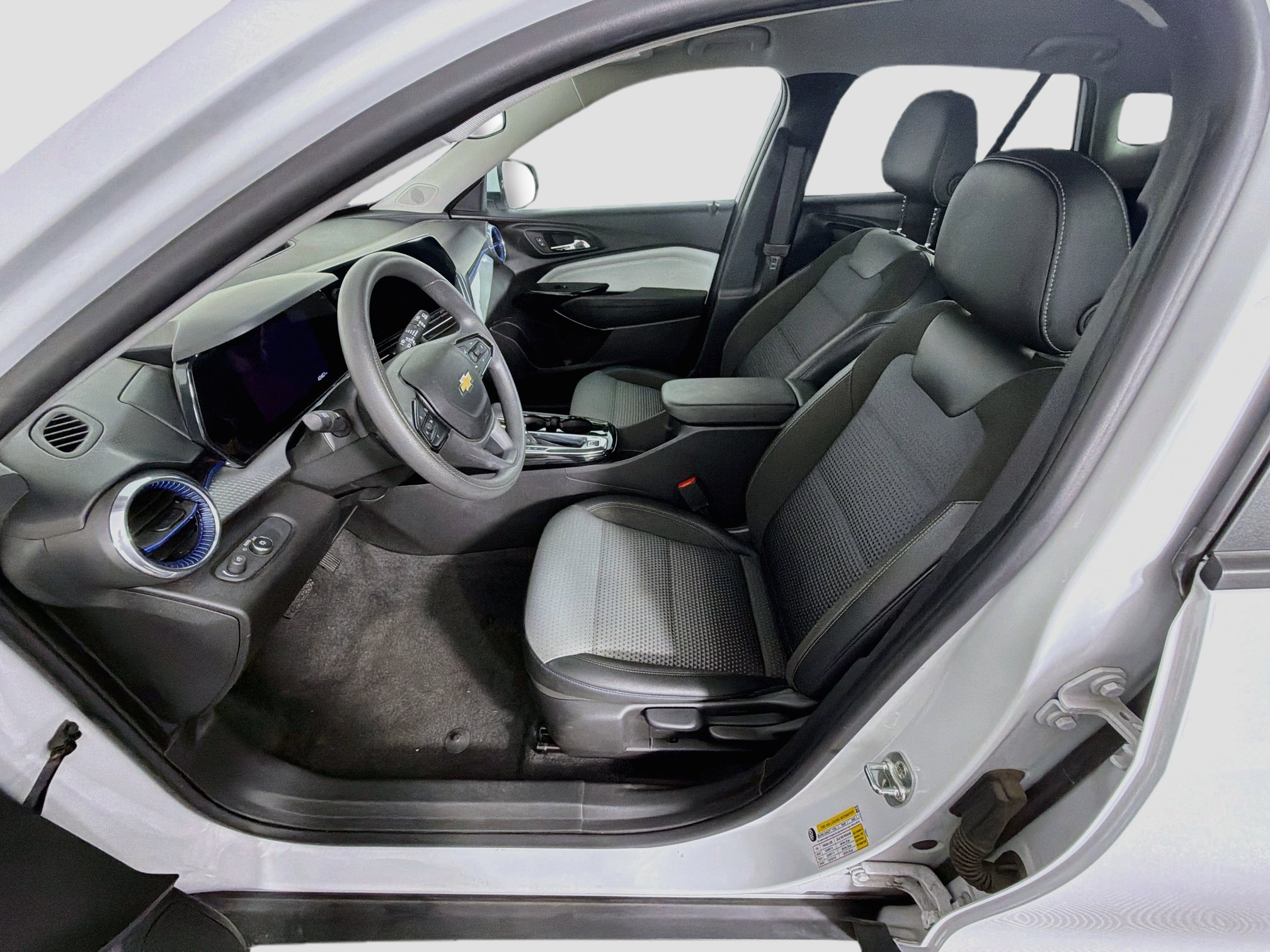 Used 2025 Chevrolet Trax LT FWD image 13