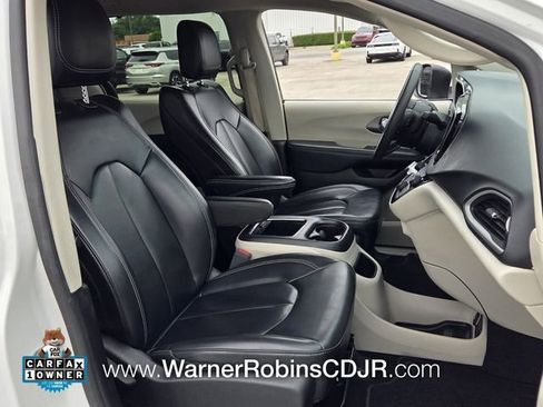 Used 2023 Chrysler Pacifica Touring-L FWD image 18