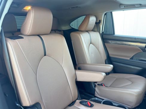 Used 2025 Toyota Highlander Limited image 42
