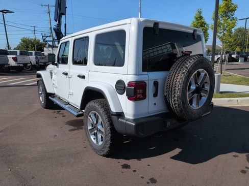Used 2019 Jeep Wrangler Unlimited Sahara AWD/4WD image 3