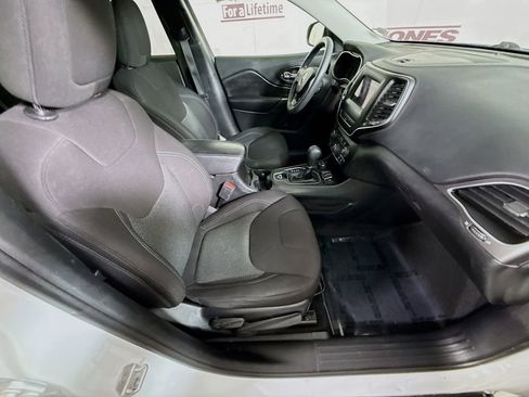 Used 2019 Jeep Cherokee Latitude w/ Popular Appearance Group image 29