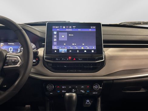 Used 2025 Jeep Compass Limited image 27