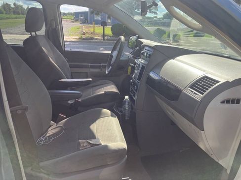 Used 2010 Chrysler Town & Country LX FWD image 3
