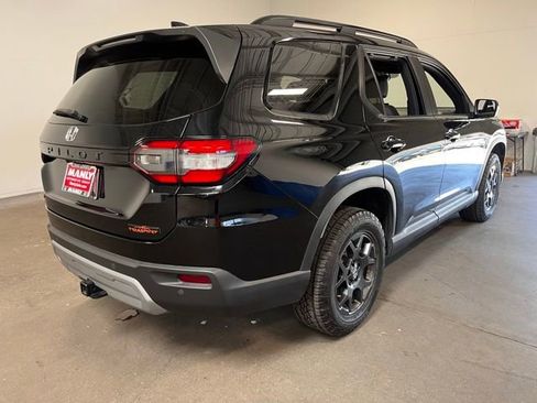 Used 2025 Honda Pilot TrailSport image 3