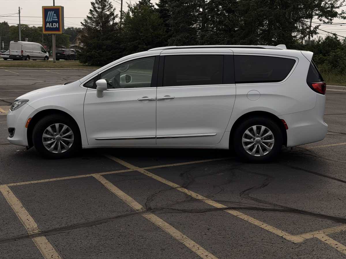 Used 2019 Chrysler Pacifica Touring-L FWD image 9