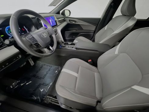 Used 2025 Toyota Camry SE w/ Multimedia Upgrade Package image 15