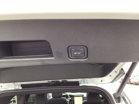 Used 2024 GMC Acadia AT4 w/ Luxury Package image 17