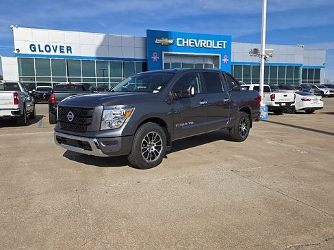 Used 2020 Nissan Titan SV w/ SV Convenience Package image 1