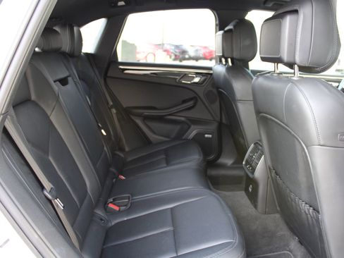 Certified 2022 Porsche Macan image 25