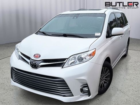 Used 2019 Toyota Sienna XLE w/ XLE Navigation Package FWD image 1