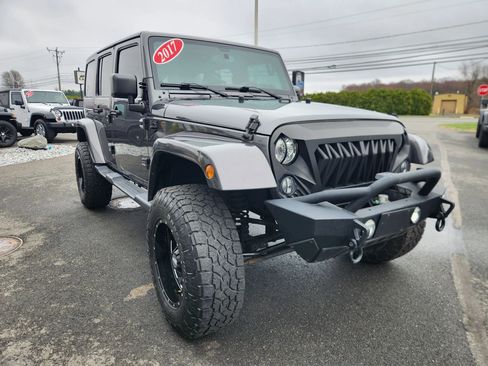 Used 2017 Jeep Wrangler Unlimited Sahara w/ Dual Top Group AWD/4WD image 23
