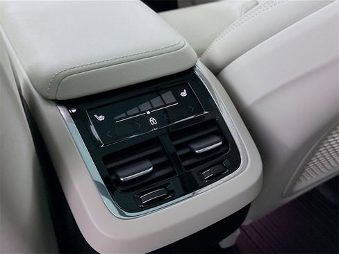 Used 2023 Volvo XC60 B6 Ultimate w/ Climate Package image 27