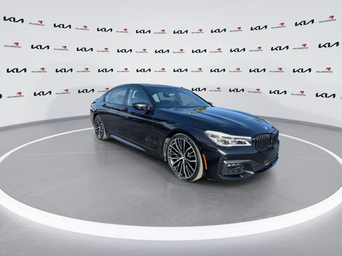Used 2019 BMW 750i w/ M Sport Package RWD image 2