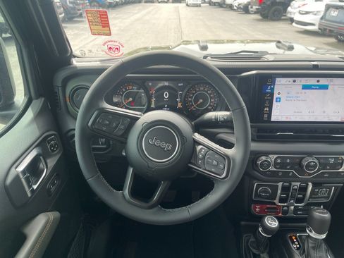 Used 2025 Jeep Gladiator Mojave w/ Convenience Group AWD/4WD image 16