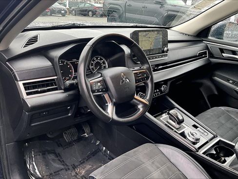 Used 2024 Mitsubishi Outlander SE image 13