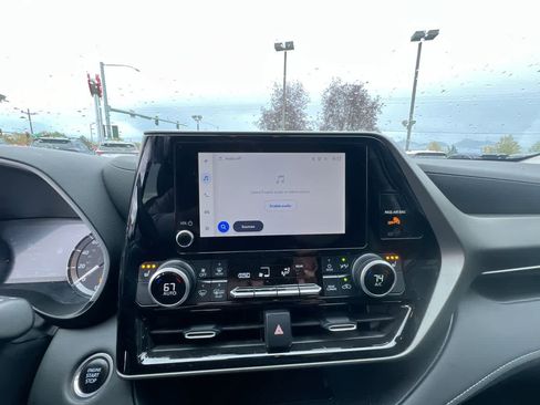 Used 2024 Toyota Highlander XLE image 16