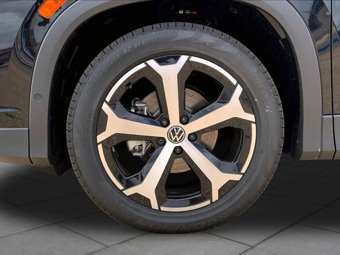 New 2026 Volkswagen Tiguan SE FWD image 12