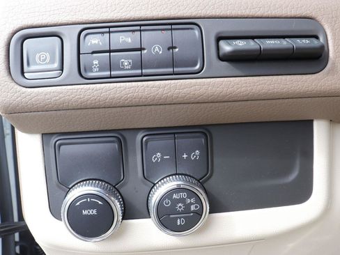 Used 2024 GMC Yukon XL Denali RWD image 29