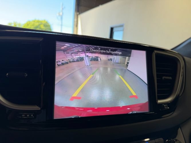 Used 2025 Chrysler Pacifica Select FWD image 16