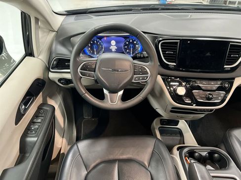 Used 2024 Chrysler Pacifica Touring-L image 11