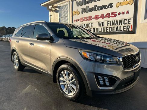 Used 2017 Kia Sorento LX image 2