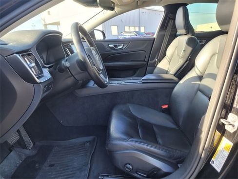 Used 2019 Volvo S60 T5 Momentum w/ Premium Package image 9