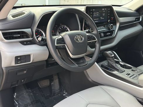 Used 2022 Toyota Highlander XLE AWD/4WD image 22