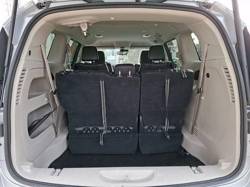 Used 2023 Chrysler Pacifica Touring-L image 28