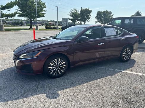 Used 2025 Nissan Altima 2.5 SV FWD image 14