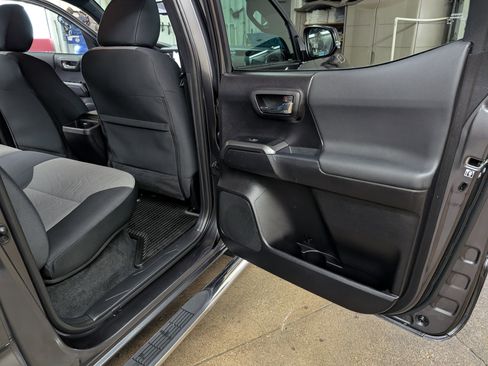 Used 2020 Toyota Tacoma TRD Off-Road AWD/4WD image 5