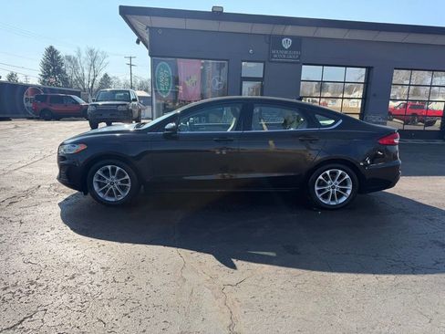 Used 2019 Ford Fusion SE image 3