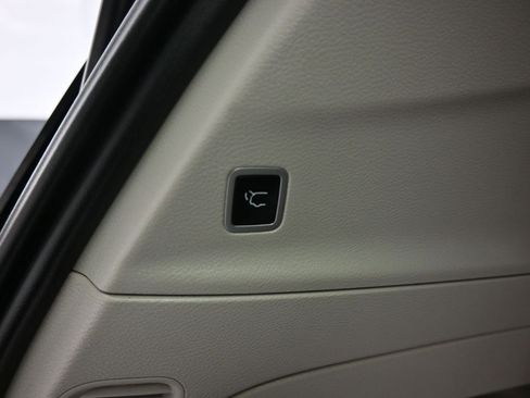 Used 2023 Chrysler Voyager LX image 57