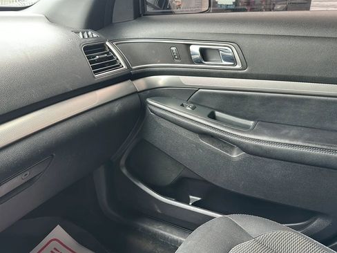 Used 2018 Ford Explorer XLT image 9
